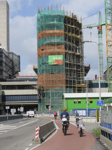 907493 Gezicht op de bouw van het Poortgebouw in het kantoren- en winkelcentrum Hoog Catharijne te Utrecht, vanaf de ...